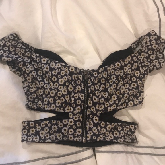 LF Daisy Off The Shoulder Crop Top - Picture 4 of 4